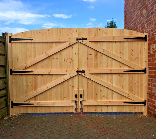 Wooden driveway gates 6ft - driveway,