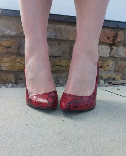 Worn red snakeskin - , size