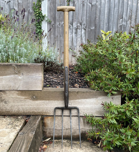 Vintage handle spear - t,