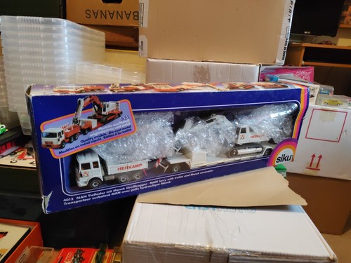 Boxed model siku 4012 man - model,