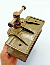 VINTAGE WOODWORKING CARPENTERS  VISE BRITISH MADE 108A. (PIECE BROKEN OFF)