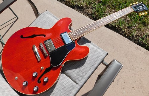 Gibson 335 semi - gibson, semi-hollow