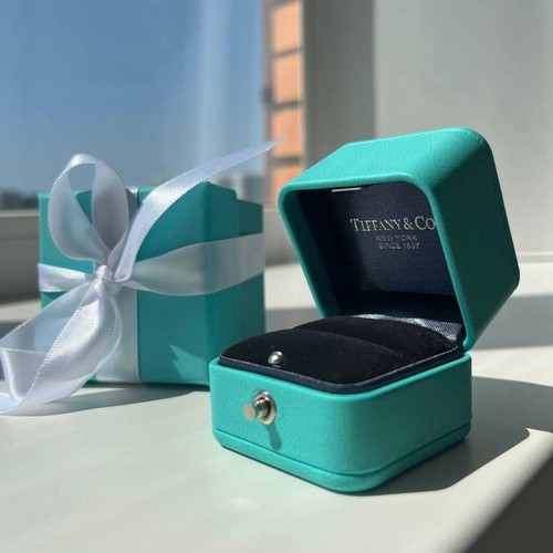 Empty tiffany blue - tiffany, co.