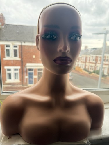 Mannequin head with - head, shoulders
