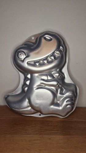 Wilton dinosaur cake - 3d, tin