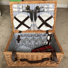 Premium Wicker Picnic Basket Set for 4 Persons - Outdoor Hamper
