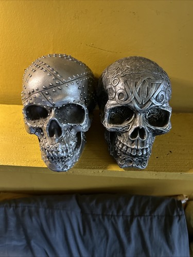 Pair large resin skulls - large,