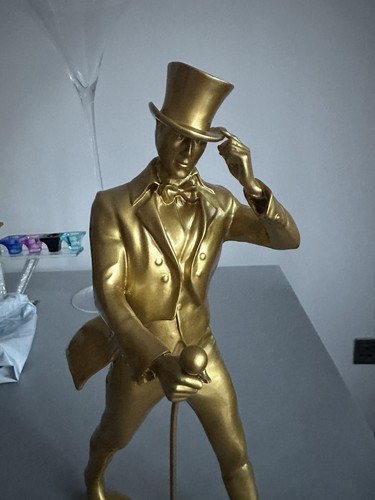 Jonnie walker gold statue - jonnie,