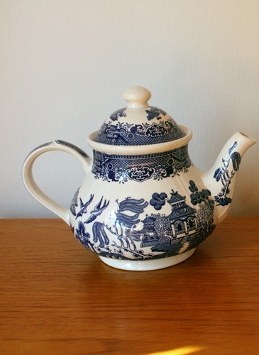 Churchill pottery blue willow - pottery,,