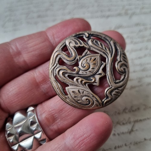Large antique button 1900 art - large,