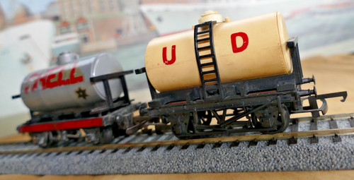 Tri ang tanker wagons - 2, wagons-