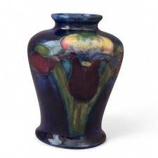 A SMALL MOORCROFT VASE IN THE ORCHID PATTERN