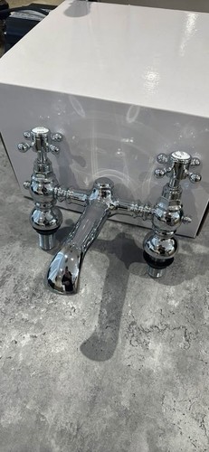 Display bath taps open - display,