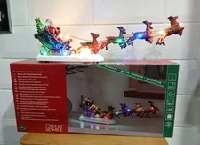 Konst smide LED Christmas Santa In Sleigh With Flying Reindeer Ornament