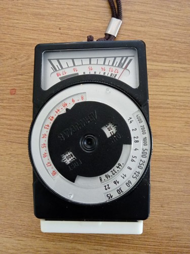 Analogue light meter with - analogue,