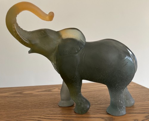 Daum medium glass elephant
