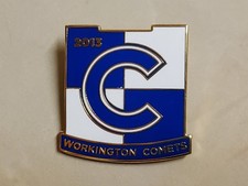 WORKINGTON SPEEDWAY 2013 COMETS BADGE, PATTERNED BACK  IN GOLD COLOUR