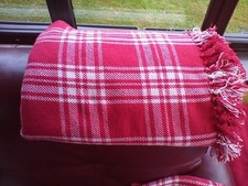 M&S RED/WHITE THROW. 100%