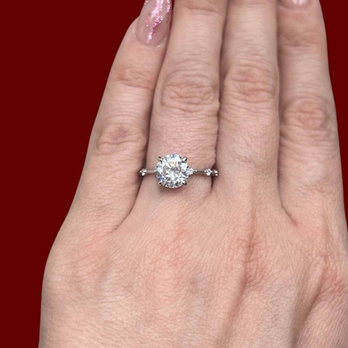 Round cut diamond - round,