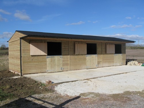 Timber wooden horse stable - timber/,