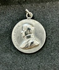 VINTAGE PENDANT OF THE DUKE OF WELLINGTON - SOUVENIR OF WATERLOO
