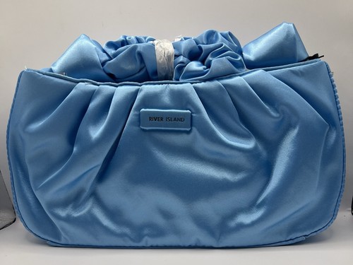 River island shoulder - river, in