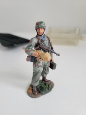 William Britain 25016 WW2 German Fallschirmjaeger with Panzerfaust #1 EX DISPLAY
