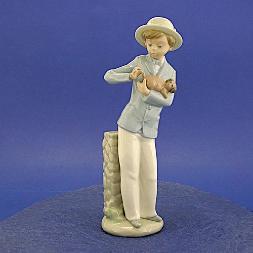 Nao lladro pulling the tail - pulling,