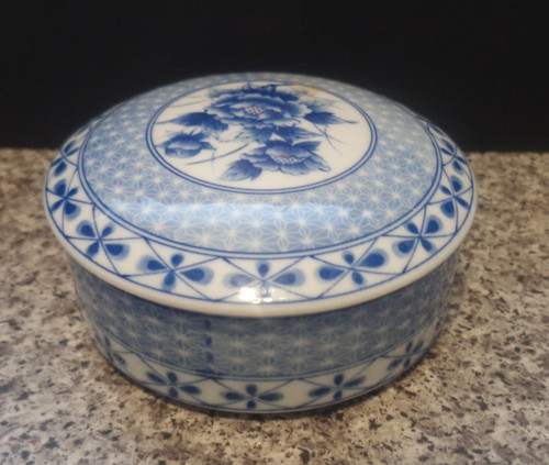 Lovely lidded trinket pot - lovely,