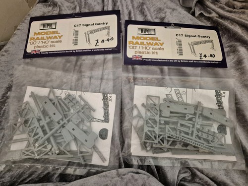 Two dapol c17 signal - signal, gantry