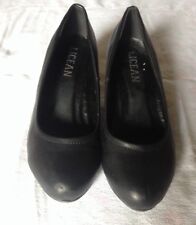 Black low neckline shoes by