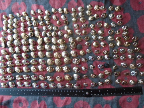200 british army buttons - 200+,