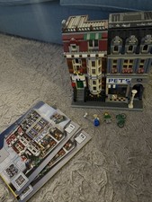 LEGO Creator Expert: Pet Shop (10218) built with instructions