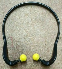 BANDED EARPLUGS PUSHING EAR