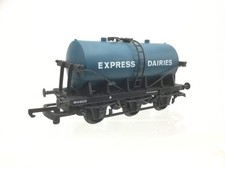 Lima 305643 OO Gauge 6 Wheel Milk Tanker Express Dairies