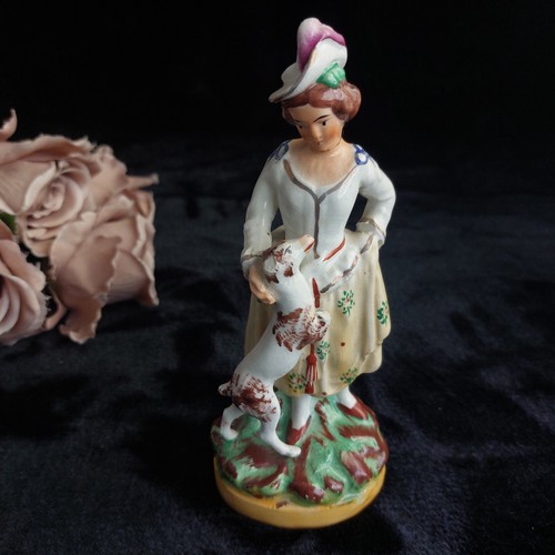 Staffordshire figurine lady - ,