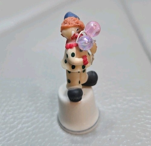 Thimble d clown holding - -,