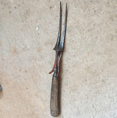 Vintage prong carving - 2-prong,