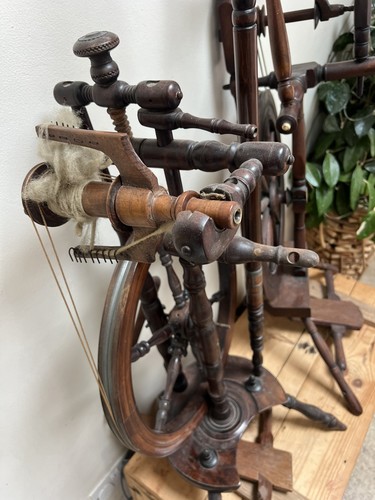 Vintage spinning wheels - 2x,