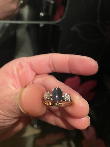 Stunning gold 9ct studded - stunning,