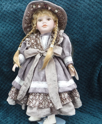 Stunning porcelain doll - stunning,