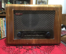 VINTAGE PROP/COLLECTABLE PYE CAMBRIDGE P75 RADIO SWITCHES ON/MAY NEED REPAIR