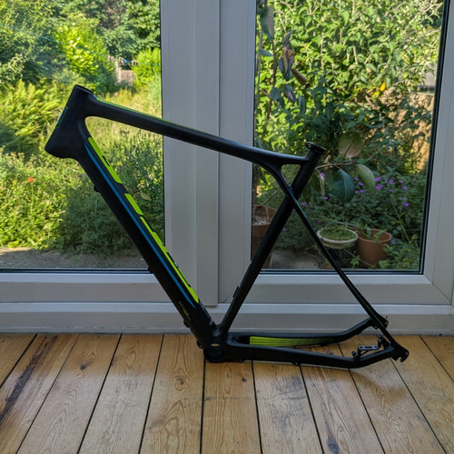 Carbon fibre bicycle frame - gt,