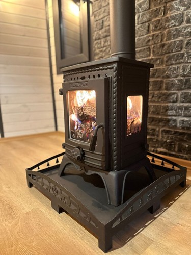 Tiny cast iron wood - , burning