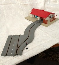 Triang Minic Motorway track - bungalow and track