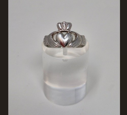 10ct white gold claddagh - white,