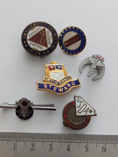 Vintage union pin button - &,