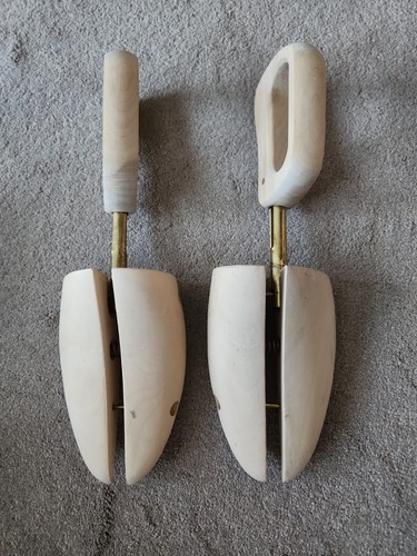 Wooden loaded large shoe trees - large,