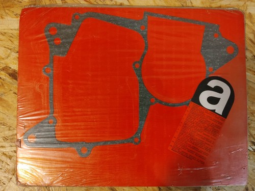 Engine crankcase center gasket