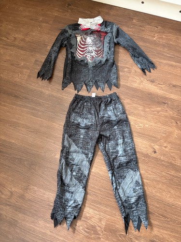 Spooky halloween dressing up - ,